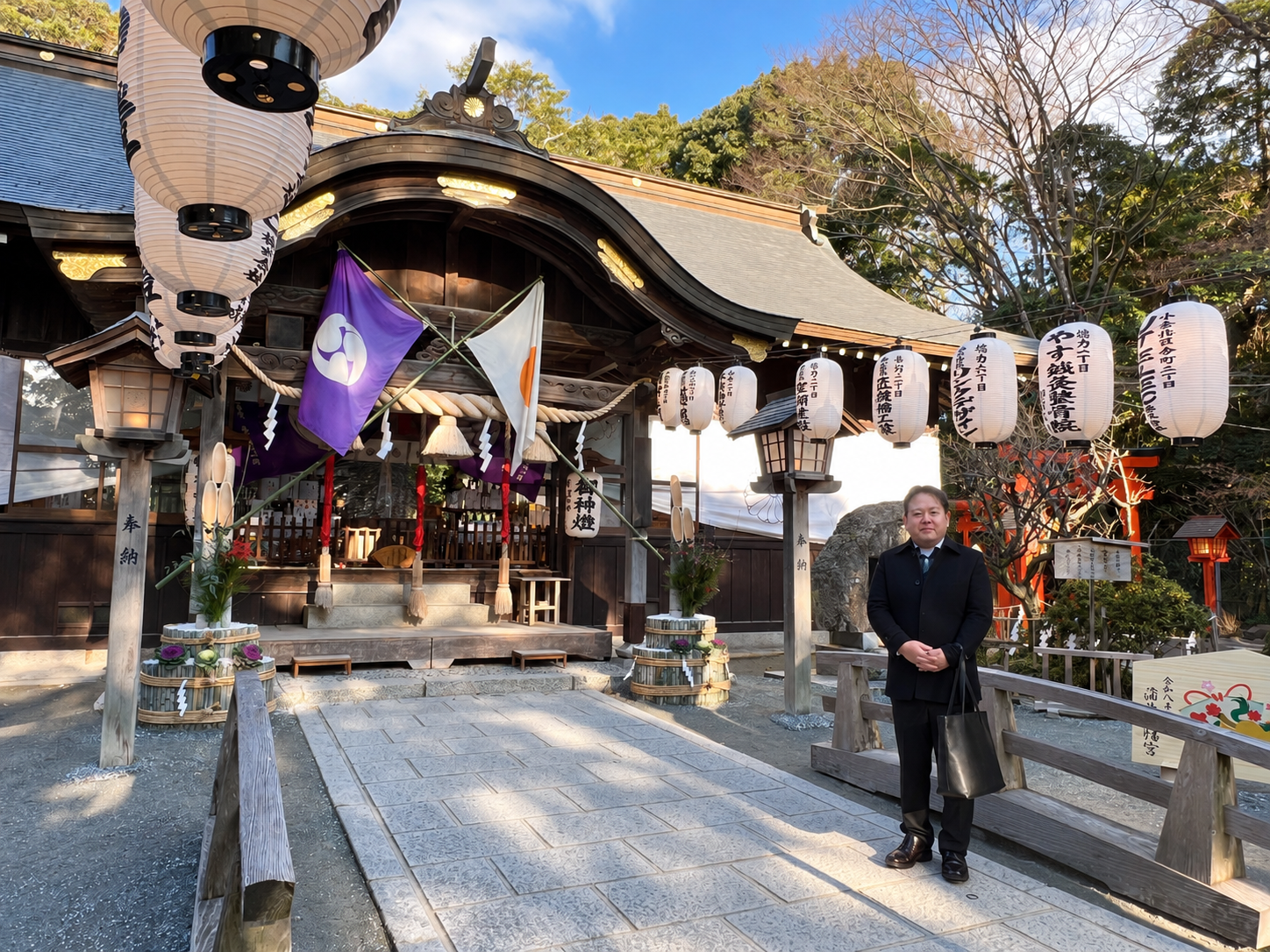 神社の境内に立つ人物